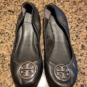 Gently used black leather Tory Burch ballet flats size 9!